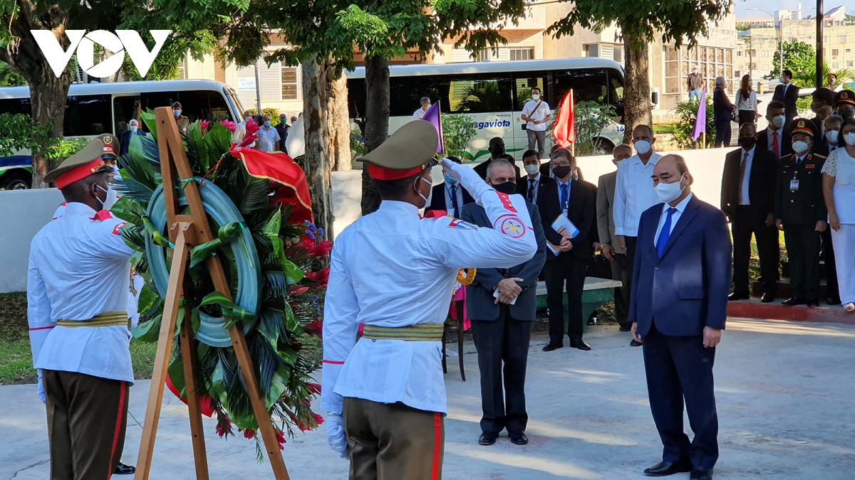 Chủ tịch nước đặt vòng hoa tại Tượng đài Chủ tịch Hồ Chí Minh ở Cuba