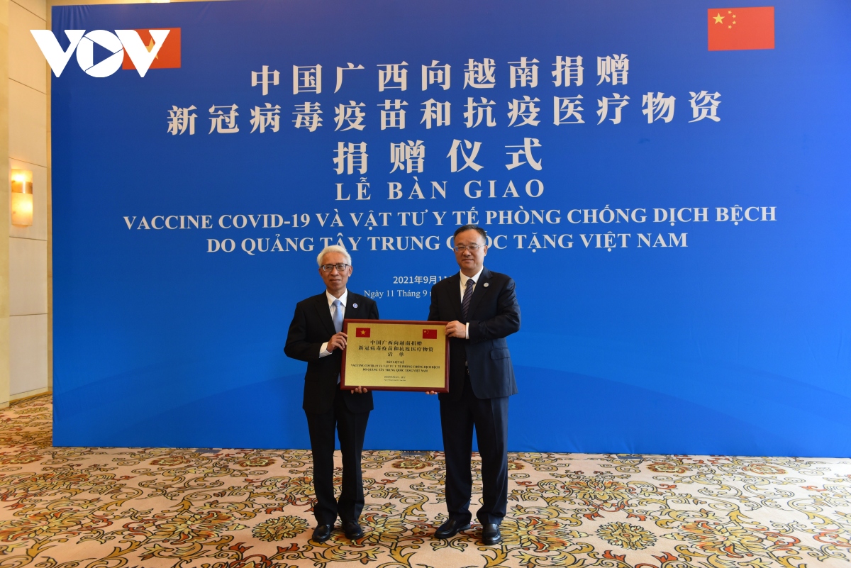 Quảng Tây (Trung Quốc) trao tặng 800.000 liều vaccine và thiết bị y tế phòng Covid-19