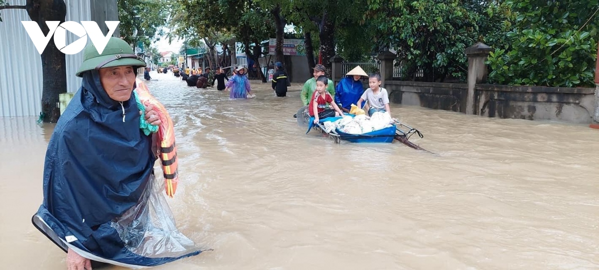 Nhà ngập sâu do mưa lớn, người dân Nghệ An cuống cuồng di dời tài sản