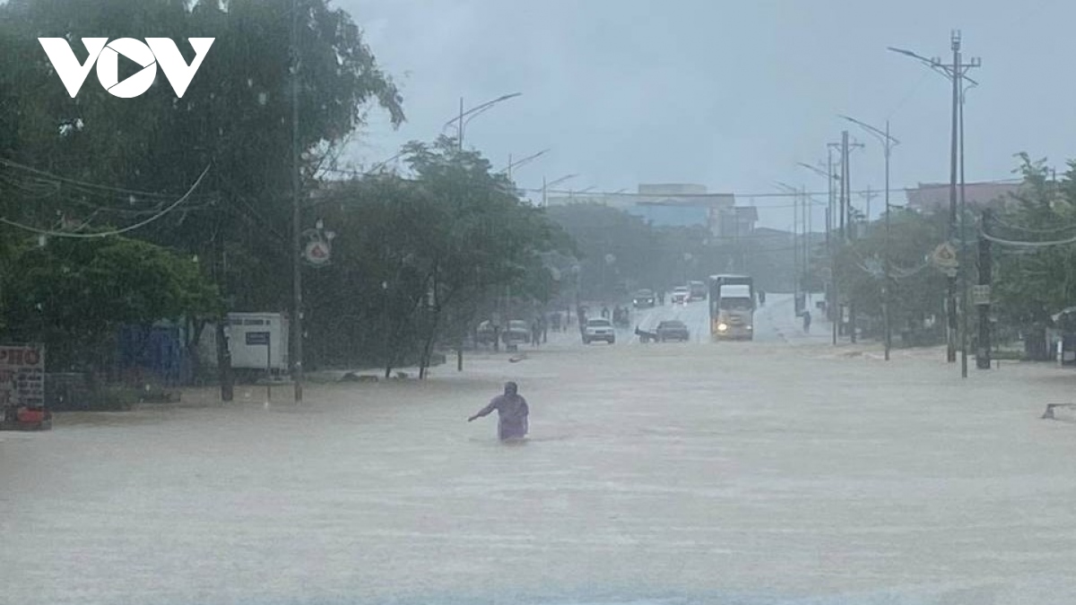 Mưa xối xả, quốc lộ 1A qua địa bàn Hà Tĩnh bị ngập sâu