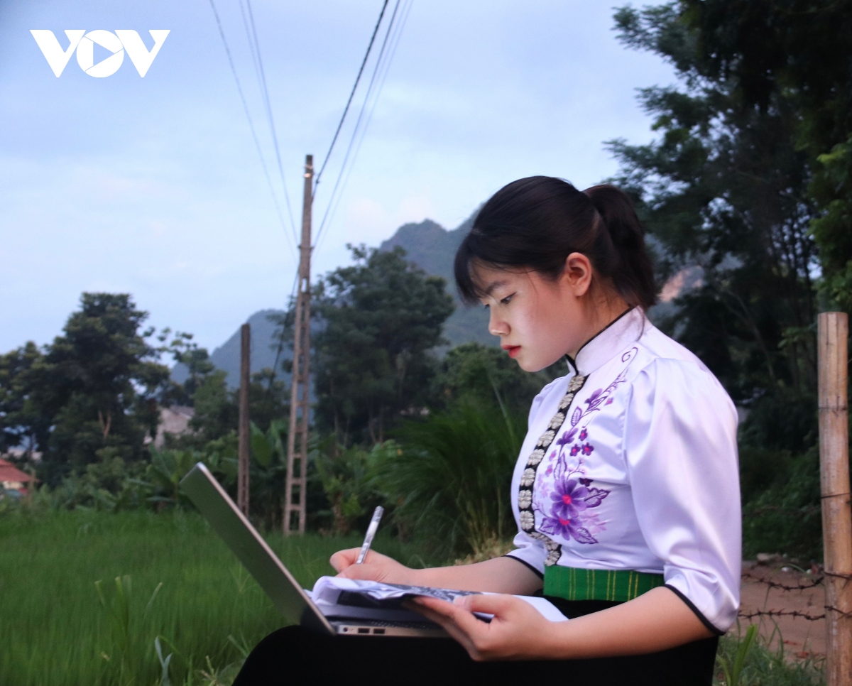 Sinh viên tỉnh miền núi Sơn La phấn khởi khi có chương trình “Sóng và máy tính cho em”