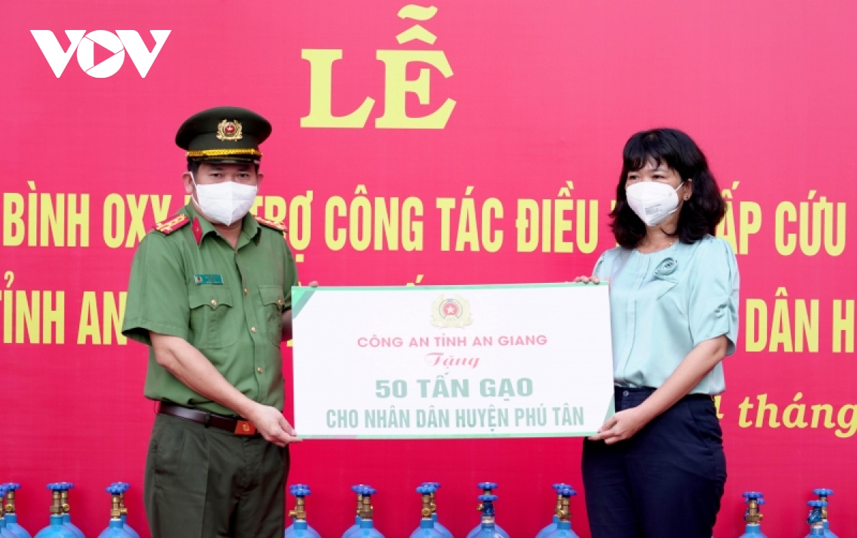Trao tặng 2.000 bình oxy và 50 tấn gạo hỗ trợ phòng, chống dịch Covid-19 tại An Giang