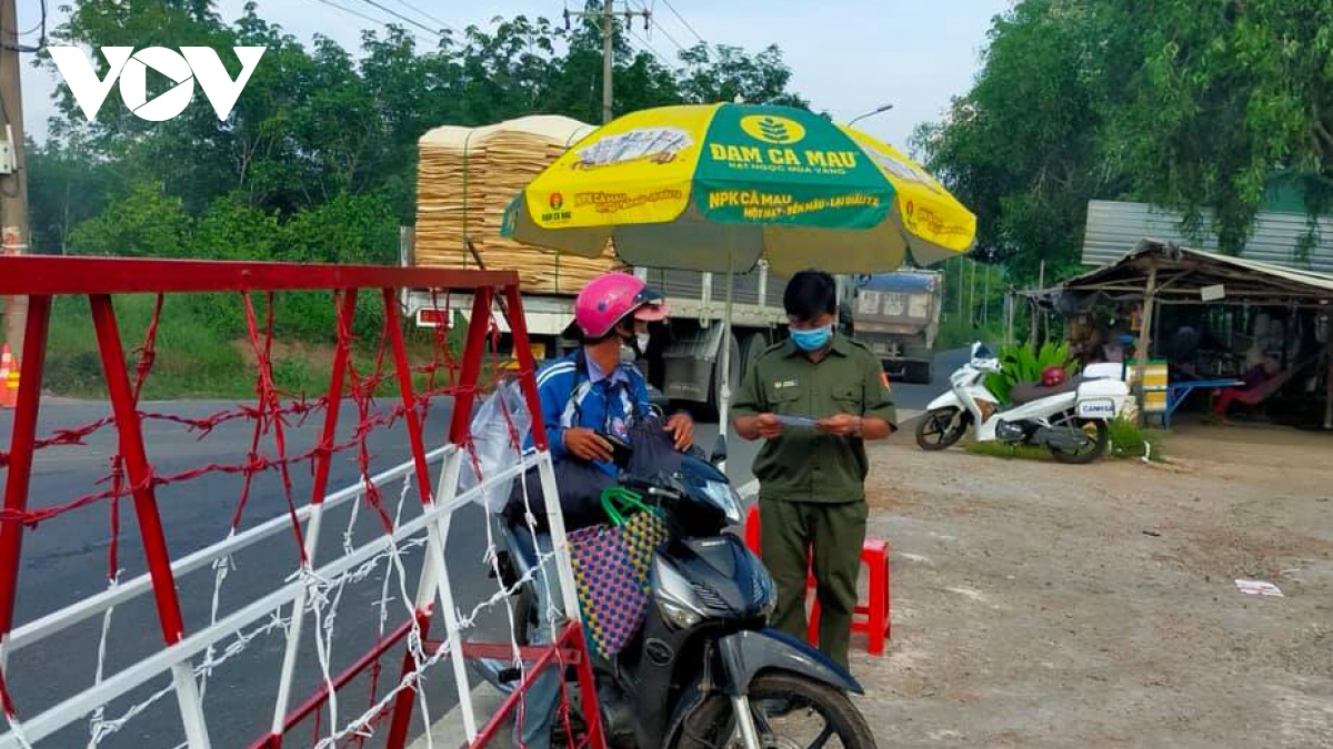 Bình Dương: Người tiêm 2 mũi, âm tính, được cấp "thẻ xanh" đi đường