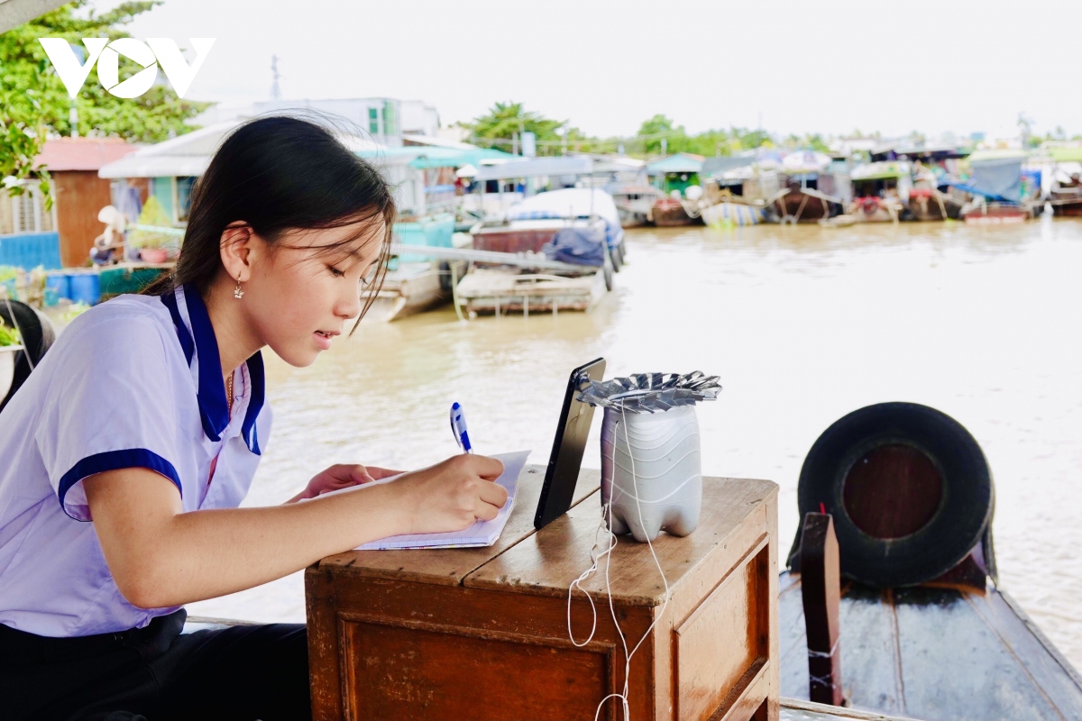 Cần Thơ: Sóng 3G "làm khó" học sinh học online trên ghe vùng sông nước
