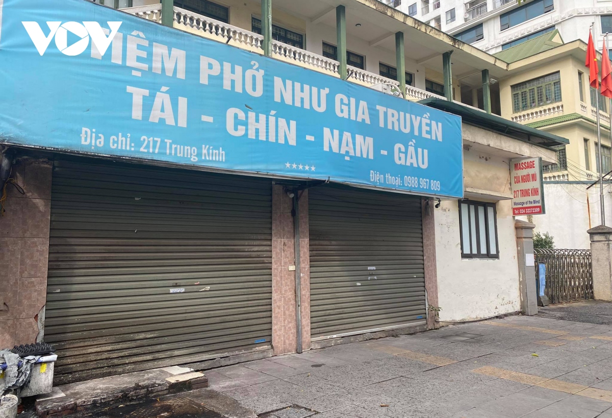 Nhiều cơ sở kinh doanh ở Hà Nội “xoay chưa kịp” để mở bán trở lại