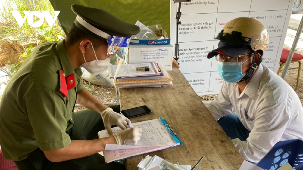 Một y sĩ ở Bình Dương sửa giấy xét nghiệm COVID-19 để “thông chốt”