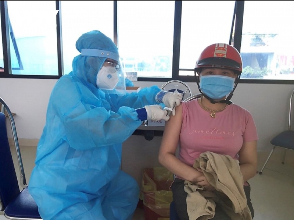 Quảng Ngãi, Khánh Hòa đẩy nhanh tiêm vaccine cho người dân, mở cửa hoạt độngnhiều chợ lớn