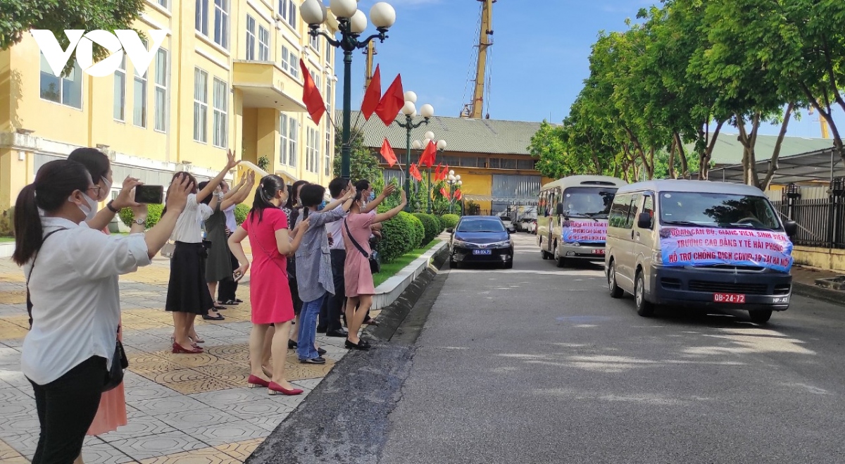 200 cán bộ, sinh viên y tế Hải Phòng lên đường hỗ trợ Hà Nội chống dịch