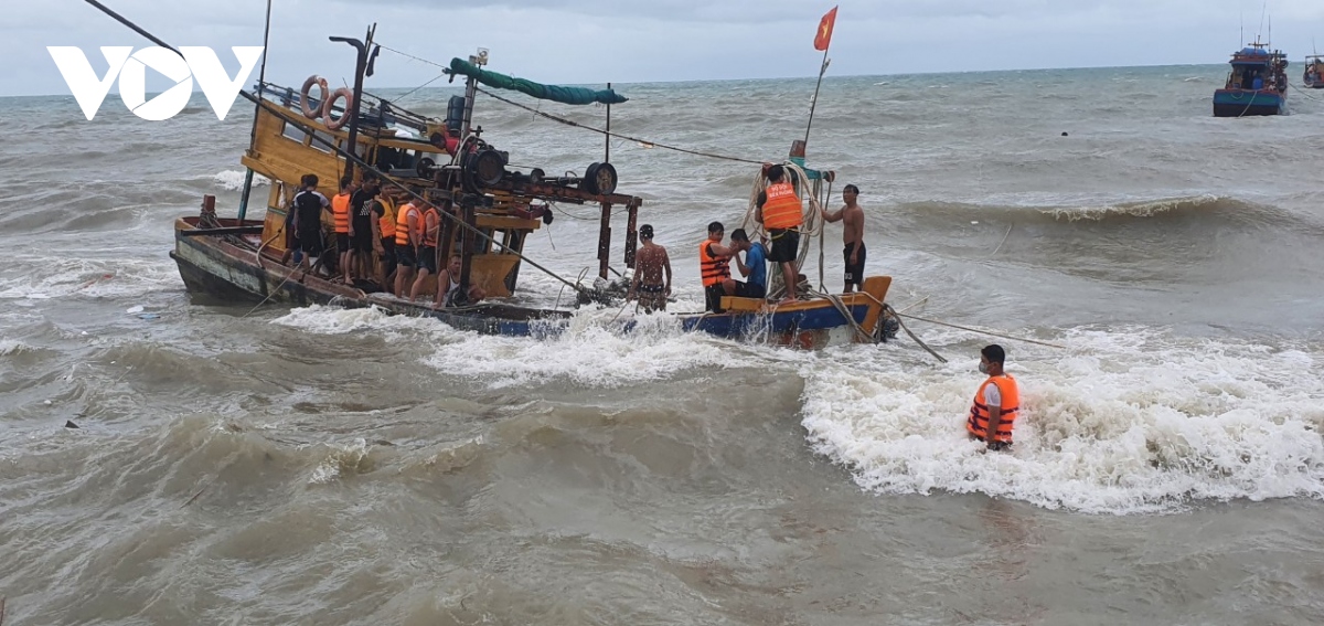 Kiên Giang cứu thành công một tàu cá bị sóng lớn đánh chìm                               
