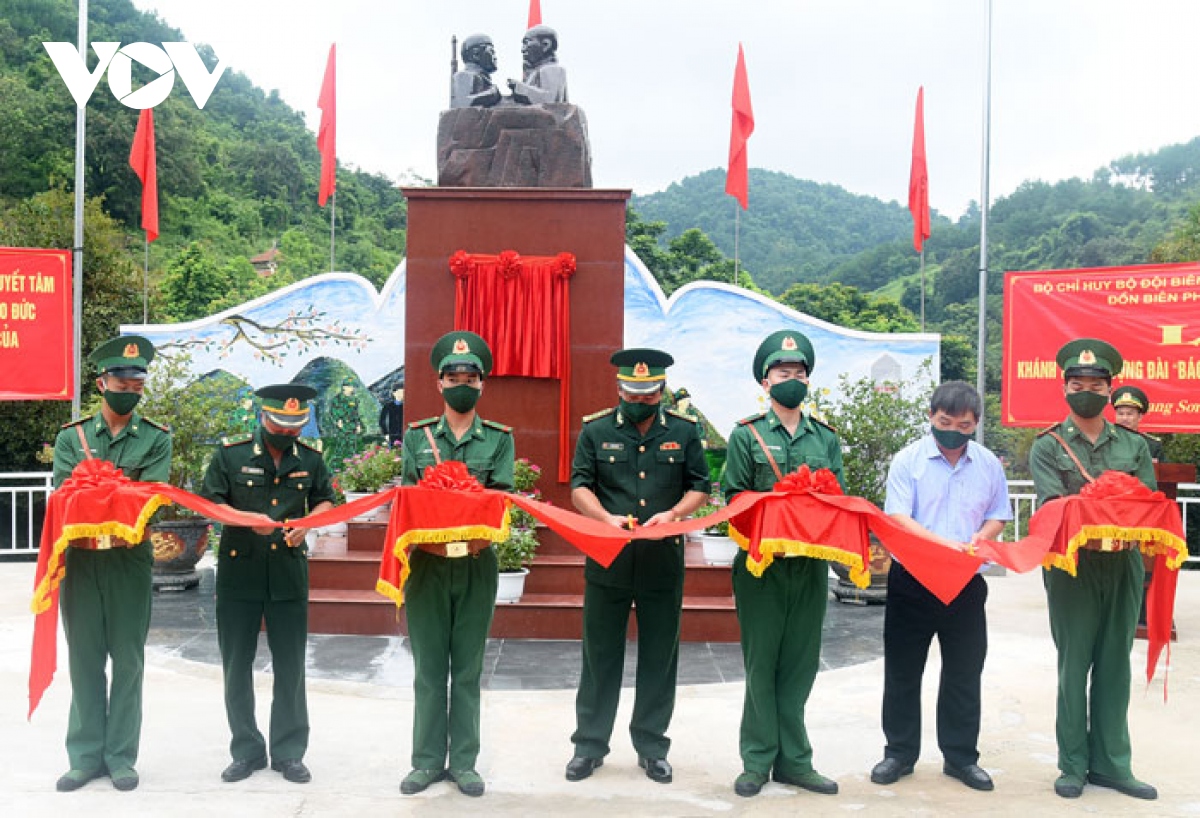Lạng Sơn khánh thành tượng đài "Bác Hồ với chiến sĩ Biên phòng"