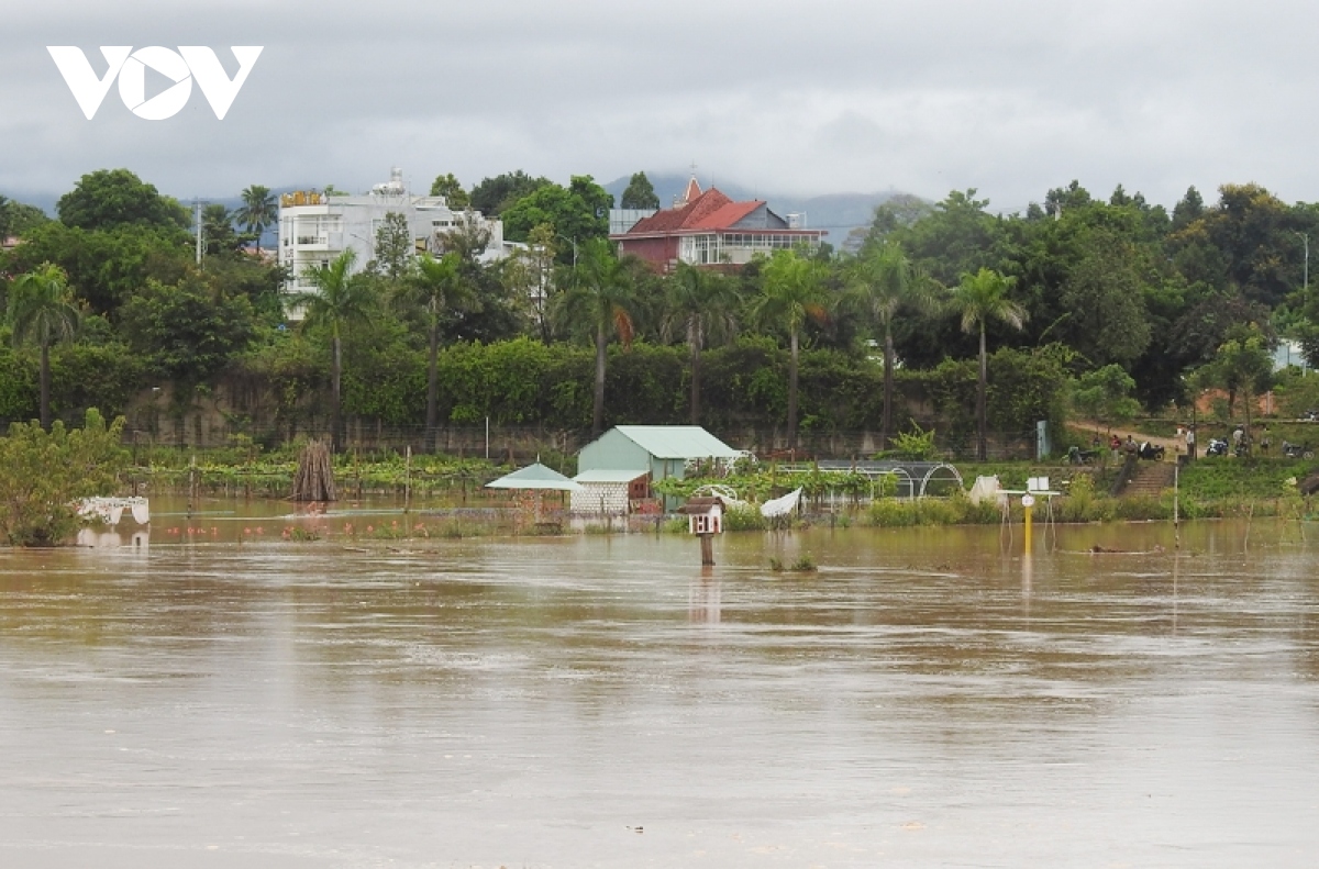 Mưa lũ gây ngập úng, sạt lở nhiều nơi ở Kon Tum