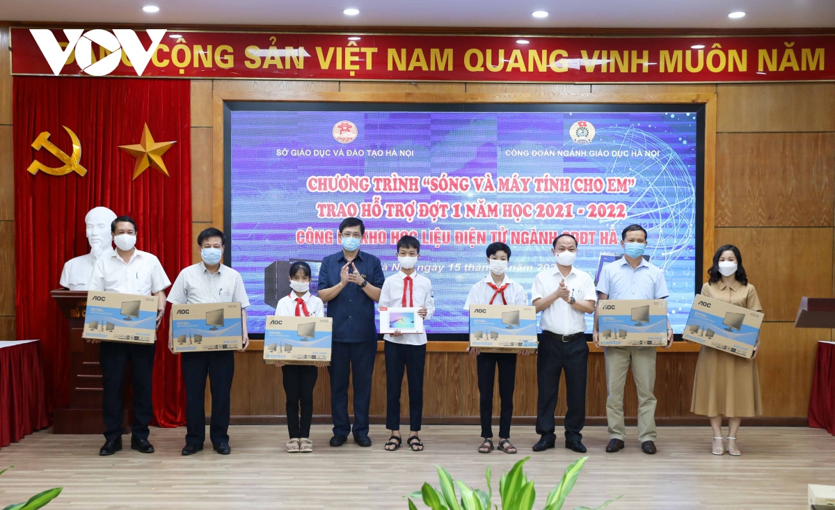 Trao tặng gần 4.000 bộ máy tính hỗ trợ học sinh Hà Nội khó khăn