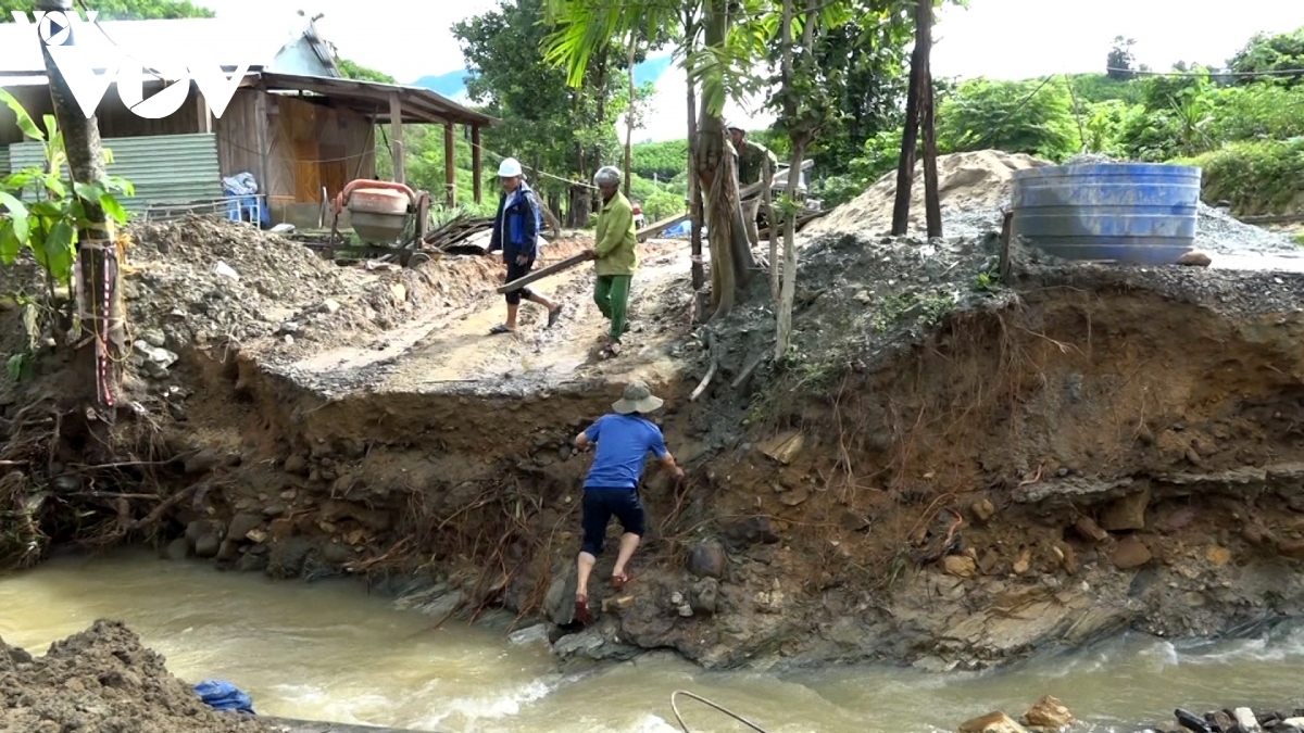 Mưa lớn kéo dài, nhiều tuyến đường tại huyện Phước Sơn (Quảng Nam) sạt lở nghiêm trọng