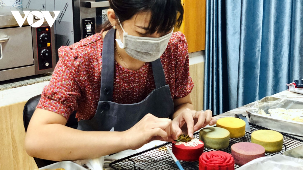 Thợ bánh Trung thu handmade kiếm hàng trăm triệu đồng