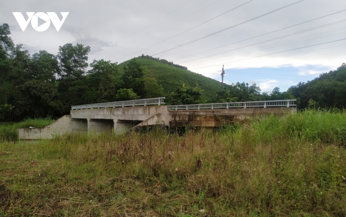 Cầu xây xong đã lâu, đứng chơ vơ chờ đường dẫn ở Quảng Ninh