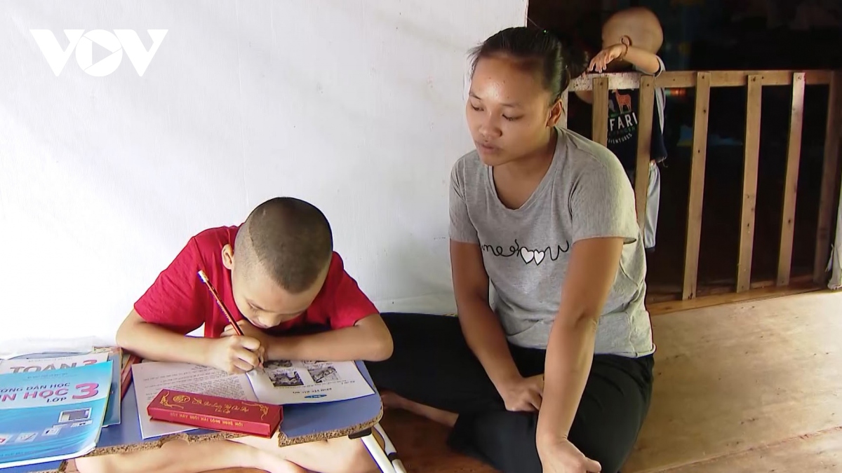 Trẻ xóm Phao ở Hà Nội "vật vã" học trực tuyến bằng điện thoại... đi mượn