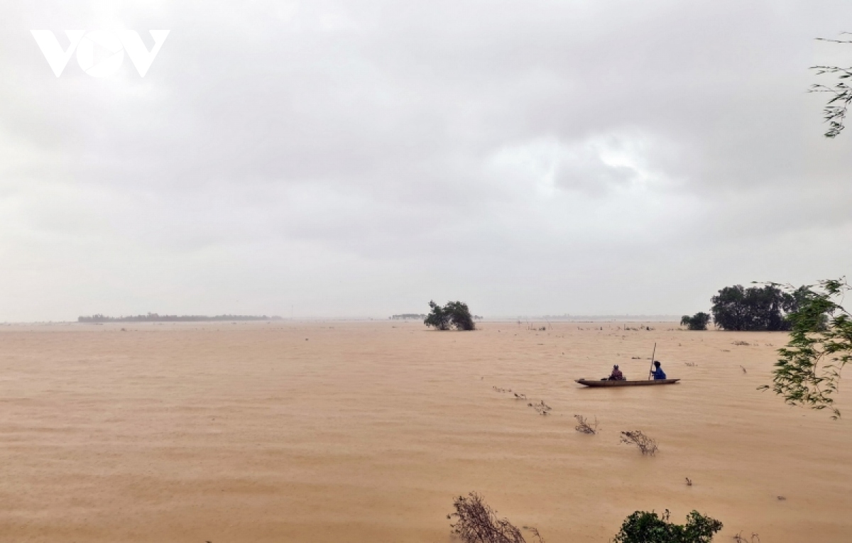 Nước lũ lên nhanh uy hiếp xóm làng ở Quảng Bình