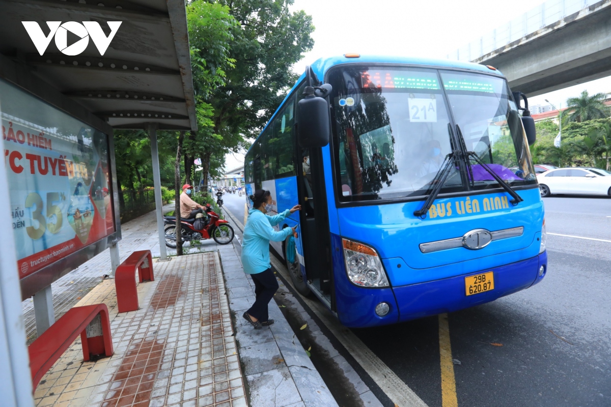 Xe buýt Hà Nội vắng khách trong ngày đầu hoạt động trở lại
