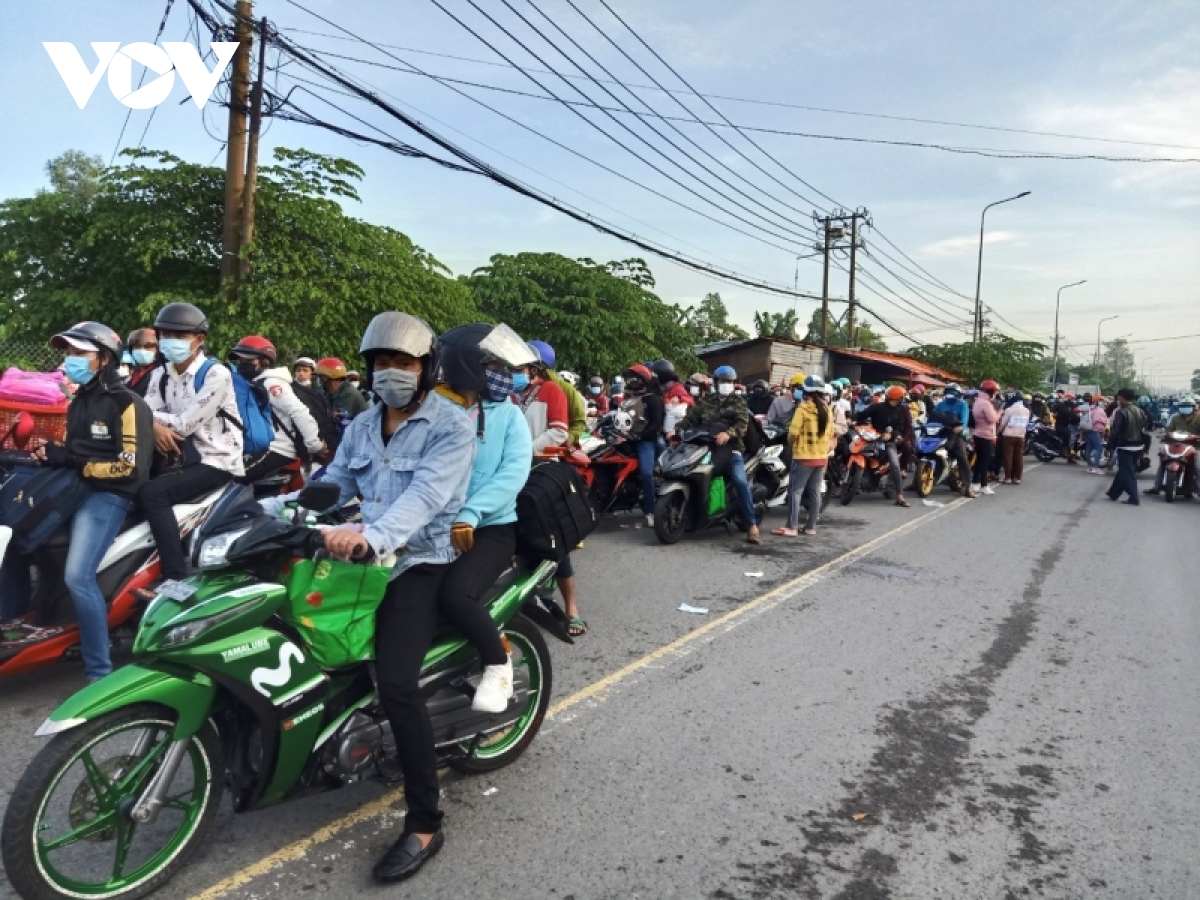 Khoảng 3.000 người từ Đồng Nai nườm nượp về quê bằng xe máy