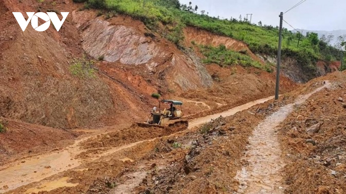 Huyện Tây Giang nỗ lực khắc phục giao thông và hệ thống điện lưới lên các xã vùng cao