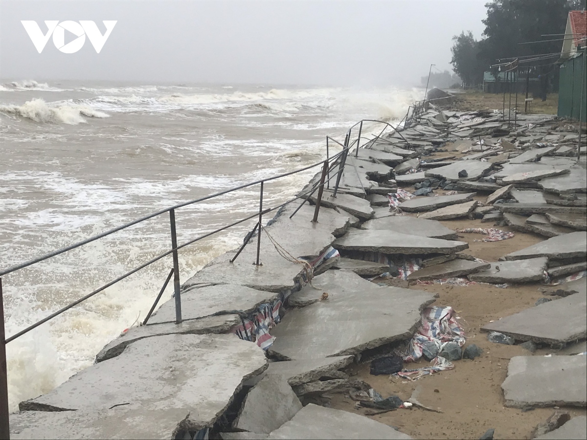 Hệ thống kè biển tan hoang, bê tông vỡ vụn sau bão dọc "phố biển" Cửa Lò