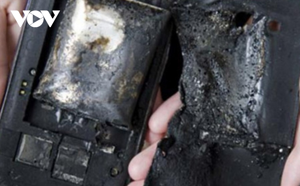 Nam sinh tử vong do điện thoại phát nổ khi đang học online: Lửa bén vào áo khoác bùng cháy