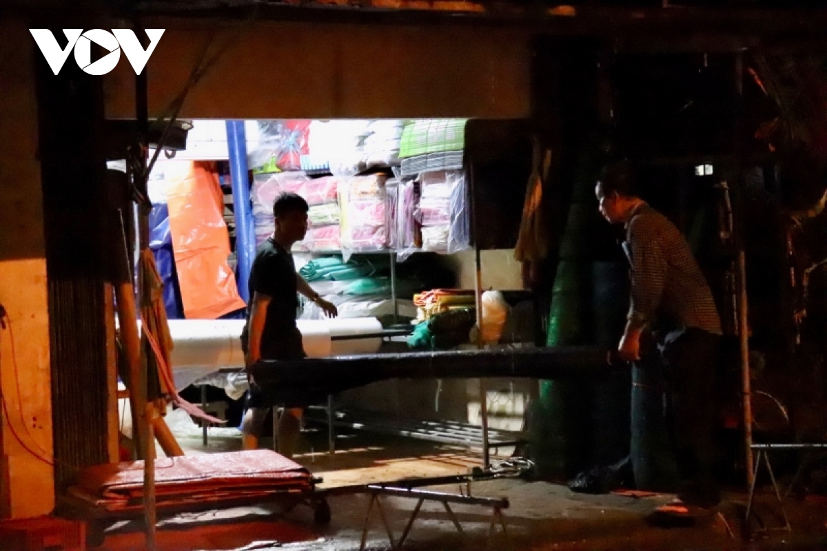 Quảng Bình: Người dân di dời tài sản, chạy lũ trong đêm