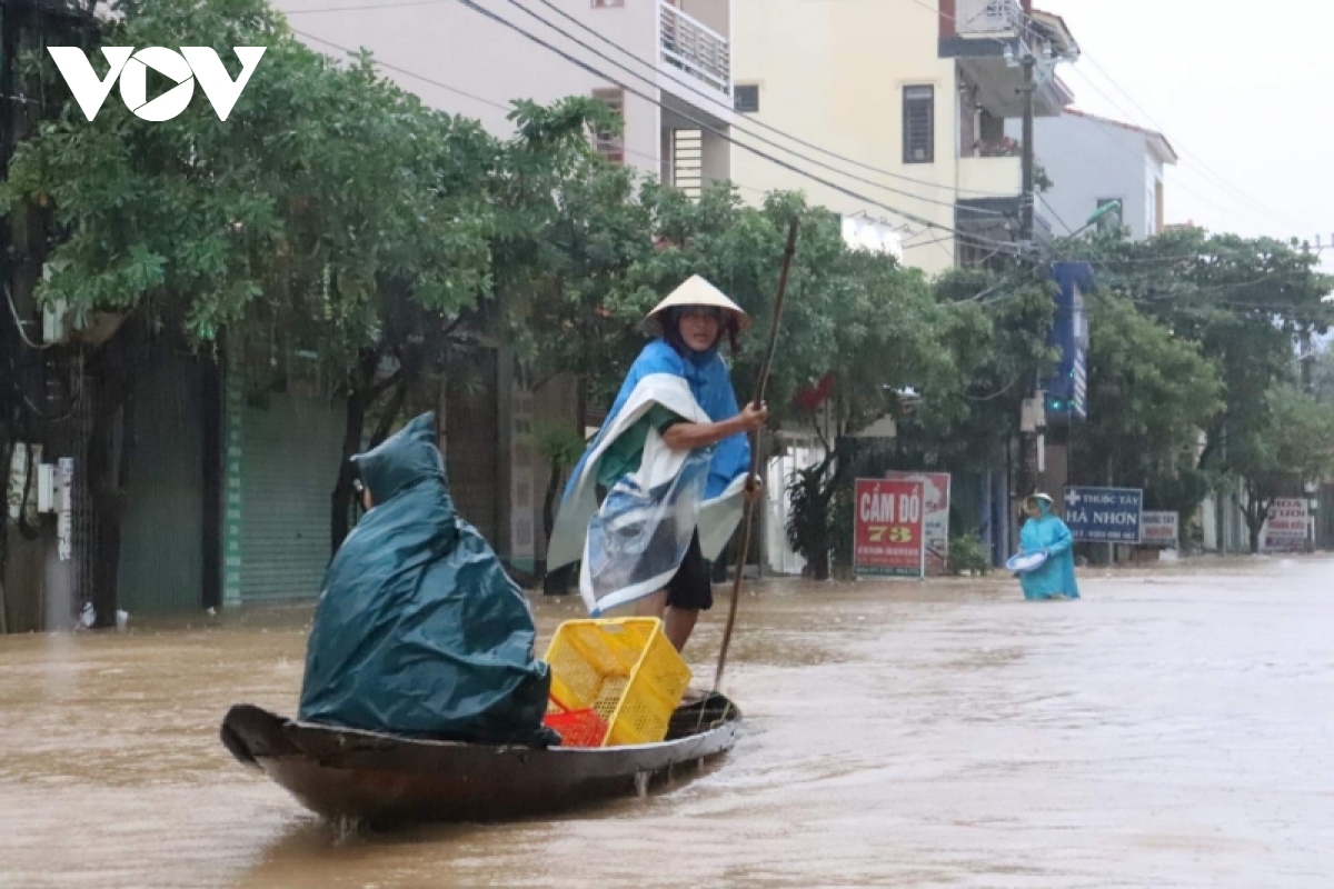 Nước lũ ở Quảng Bình lên nhanh, phố biến thành sông, người dân chèo ghe trên đường