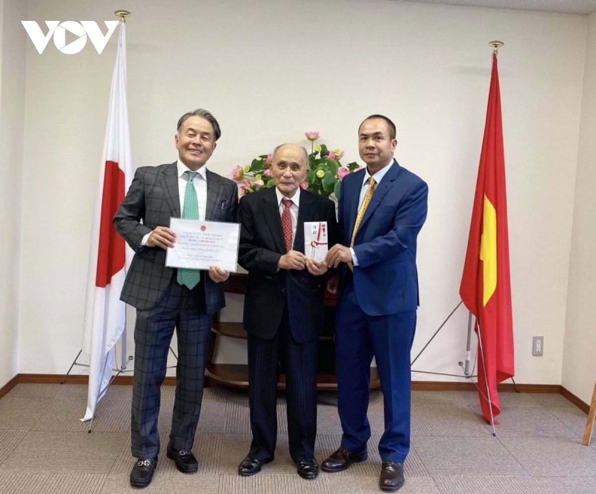 Lãnh sự quán Việt Nam tại Osaka tiếp nhận đóng góp cho Quỹ Covid-19