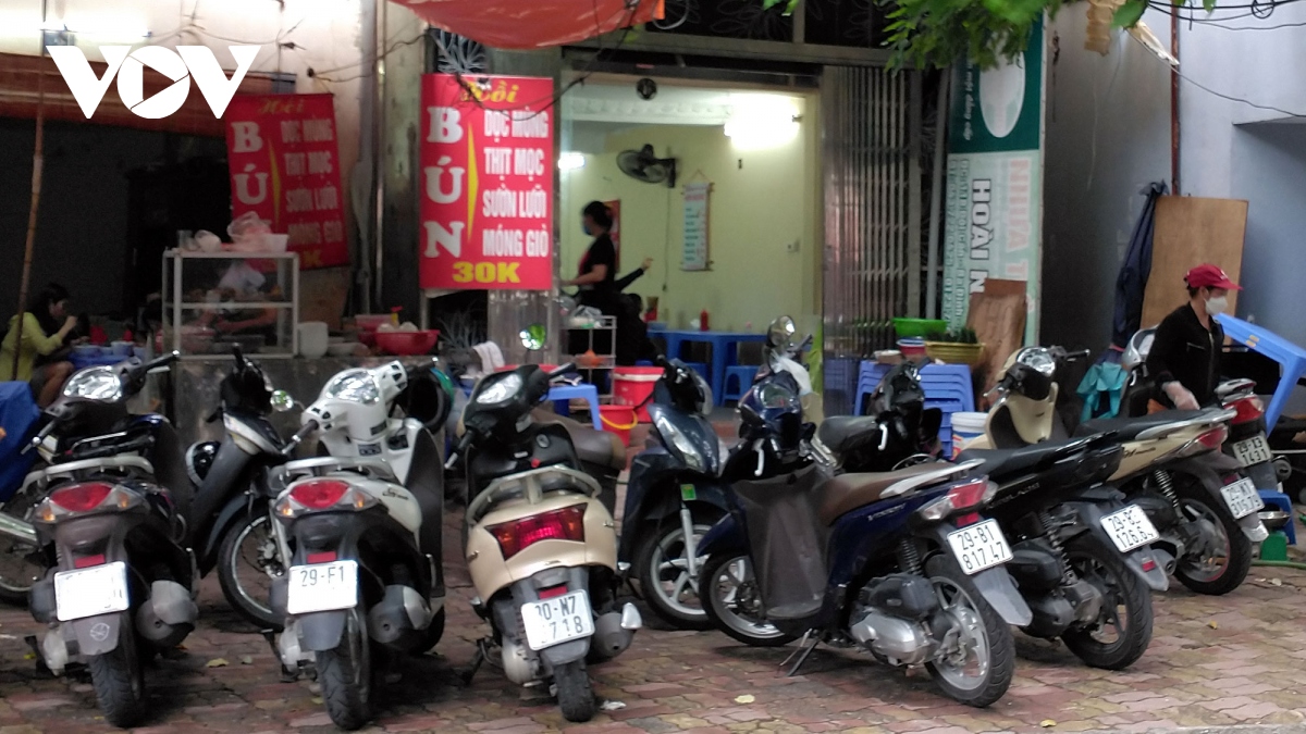Nhà hàng, quán cà phê ở Hà Nội nhộn nhịp đón khách ăn uống tại chỗ
