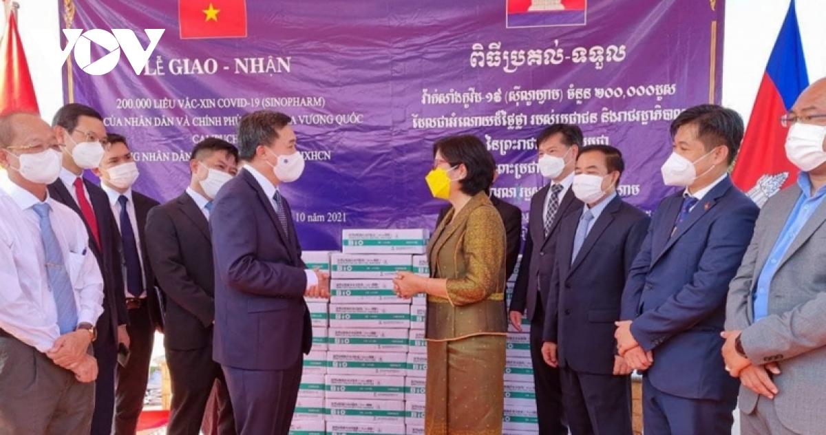 Campuchia chính thức trao tặng Việt Nam 200.000 liều vaccine ngừa Covid-19
