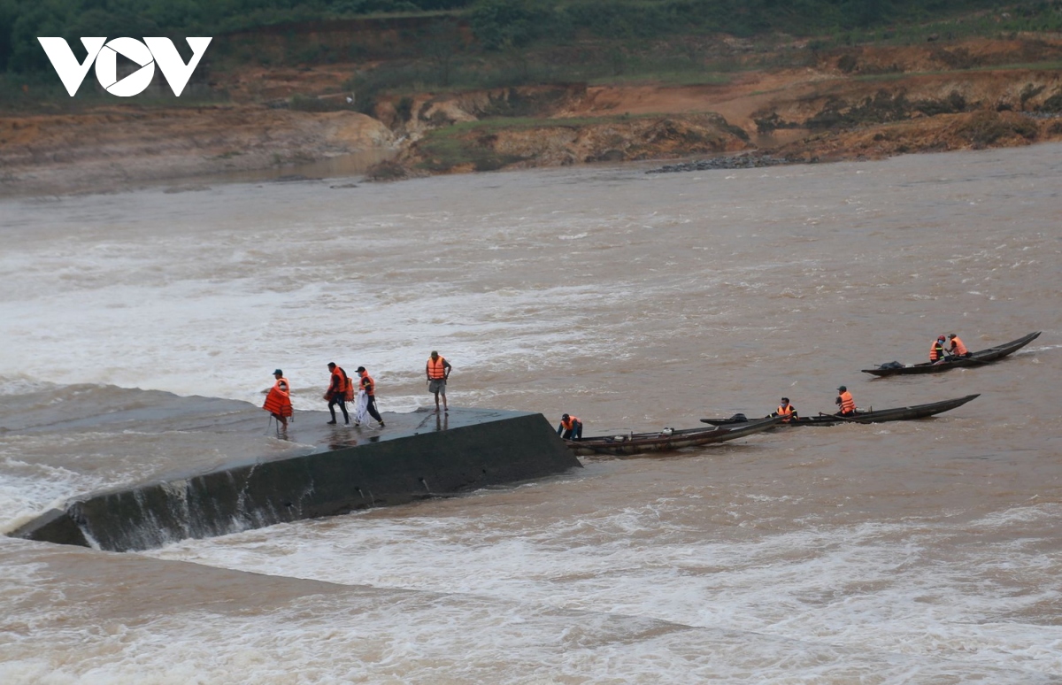 Hình ảnh giải cứu 7 người mắc kẹt giữa dòng nước xiết tại Quảng Trị