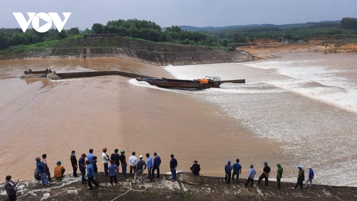 Vụ 8 người gặp nạn trên sông Thạch Hãn: Cán bộ kiểm tra an toàn đường thủy không mặc áo phao?