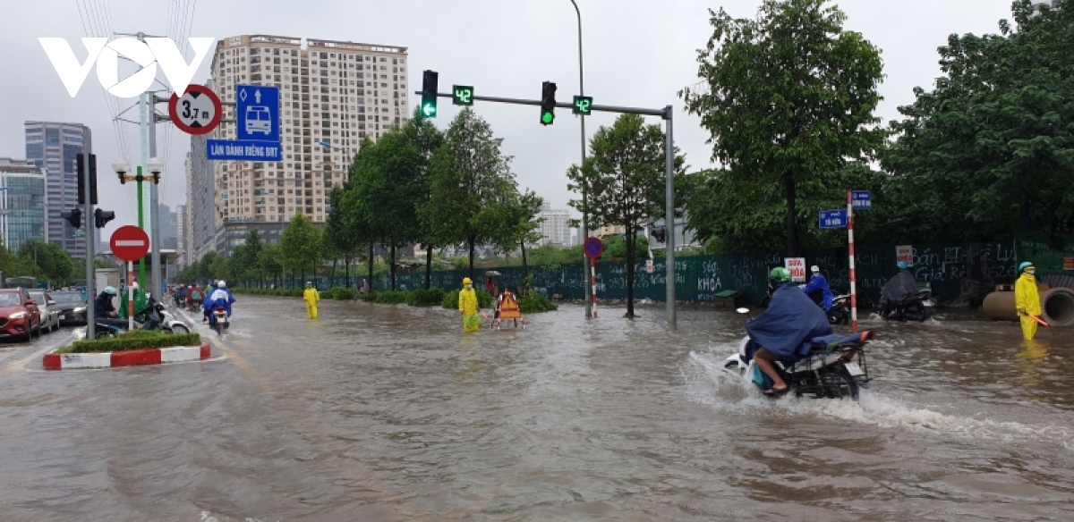 Nhiều tuyến phố tại Hà Nội ngập sâu, người dân lội nước đi làm đầu tuần