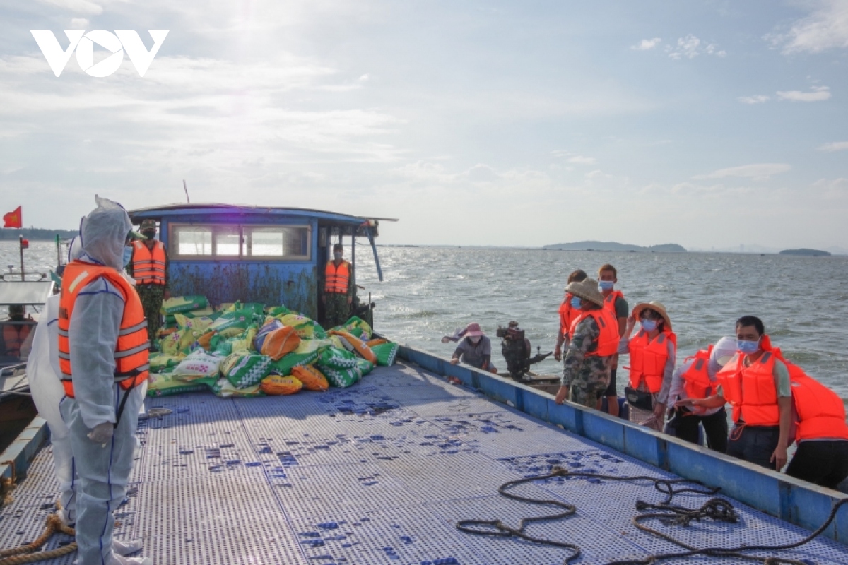 Quảng Ninh bàn giao phương tiện bị trôi trên biển cho ngư dân Trung Quốc