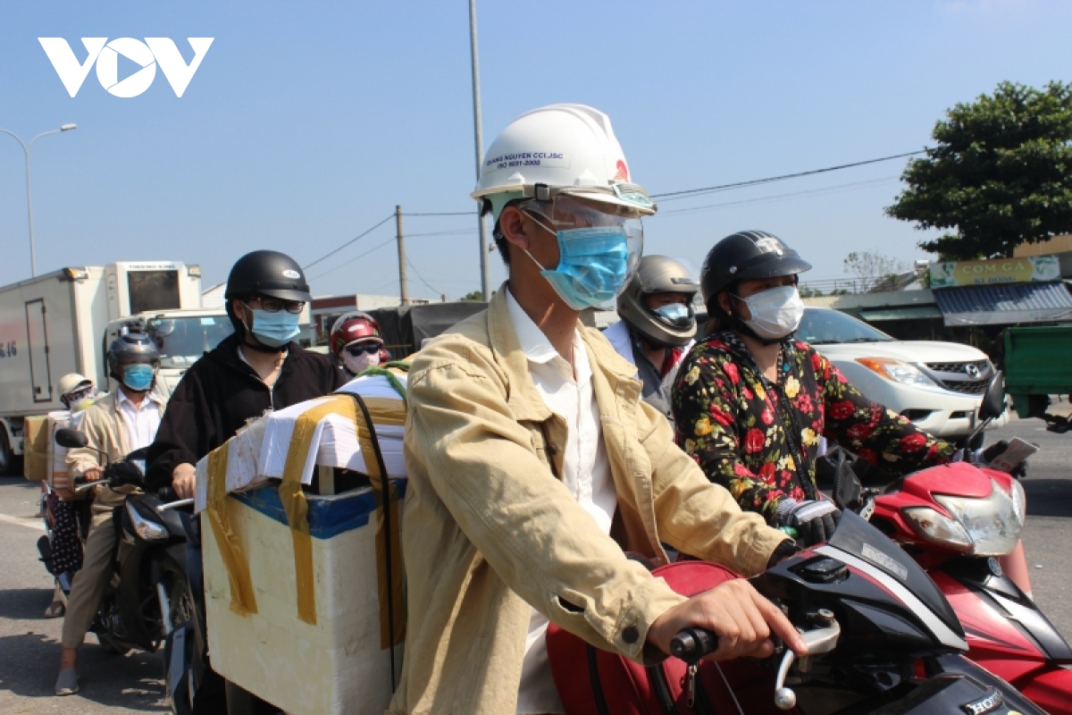 Hàng ngàn người kẹt tại các chốt kiểm soát giữa Quảng Nam và Đà Nẵng