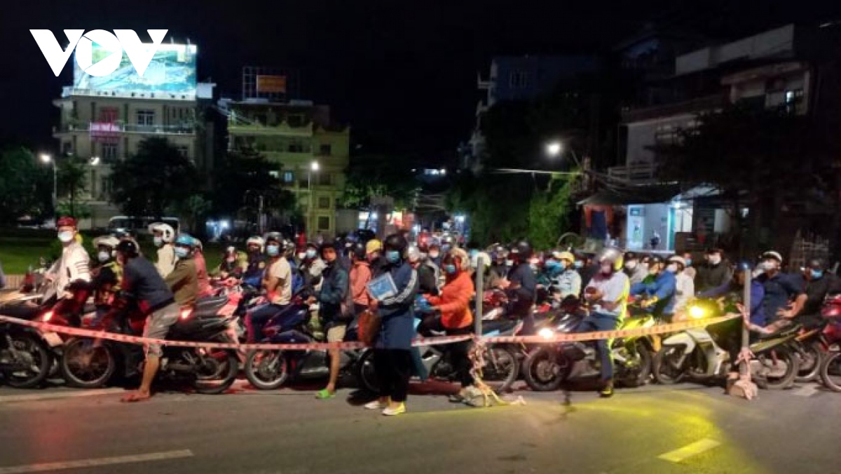 Gió giật cấp 7, người dân Quảng Ninh phải lên xe trung chuyển để qua cầu Bãi Cháy