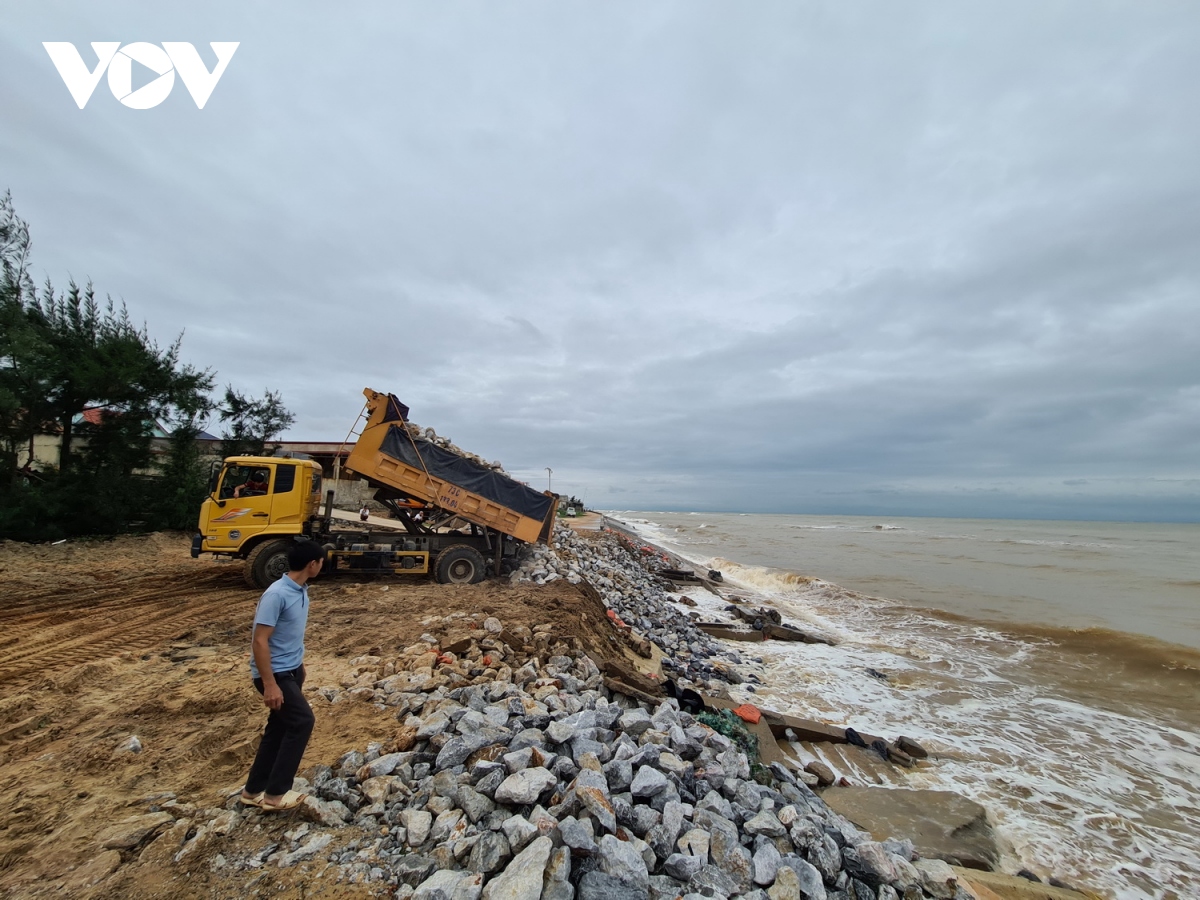 Khắc phục tạm thời kè ven biển tỉnh Quảng Bình bị sóng lớn đánh sập