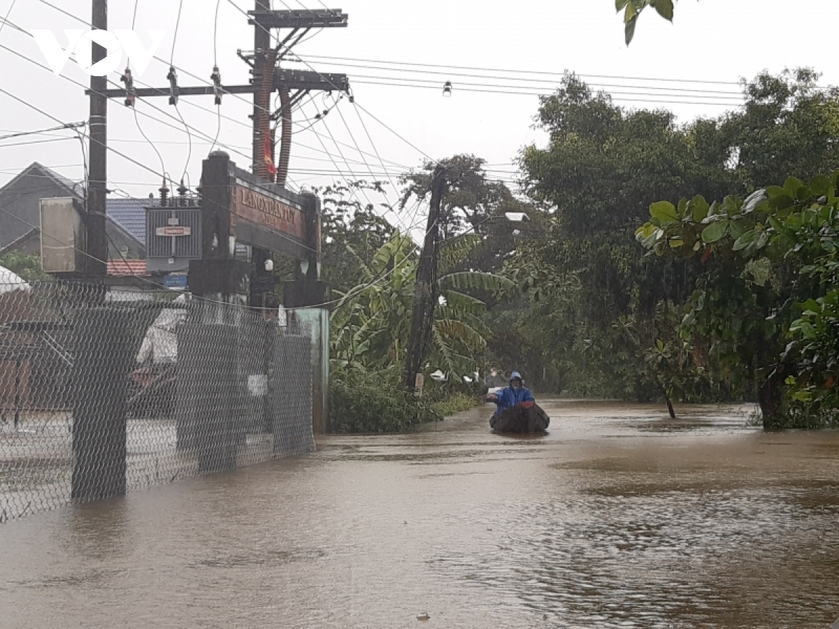 Nhiều vùng thấp trũng ngập sâu, gây chia cắt do mưa lũ ở Thừa Thiên Huế