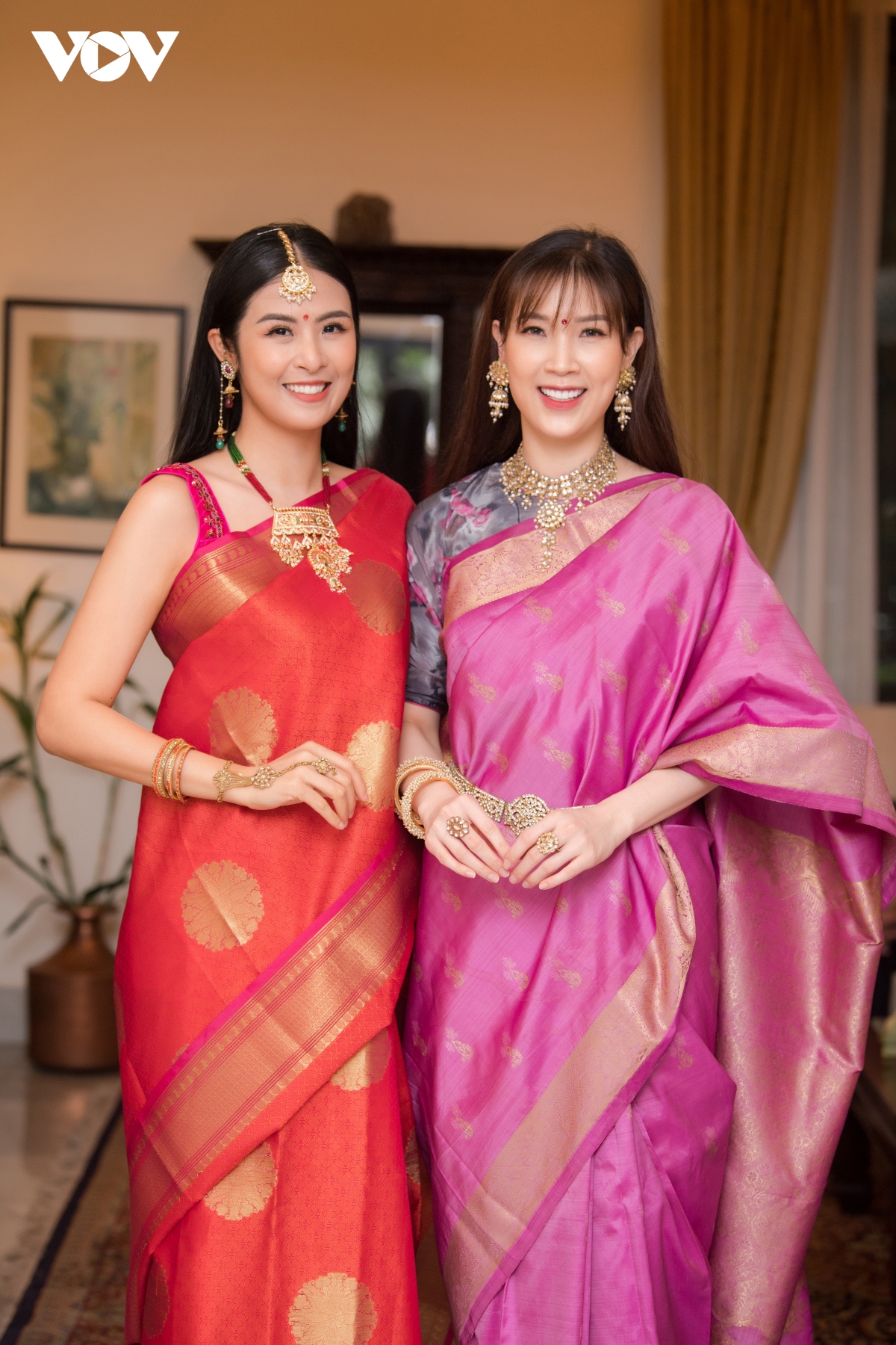 Hoa hậu Ngọc Hân và bạn thân Phí Thuỳ Linh lần đầu mặc trang phục truyền thống Ấn Độ
