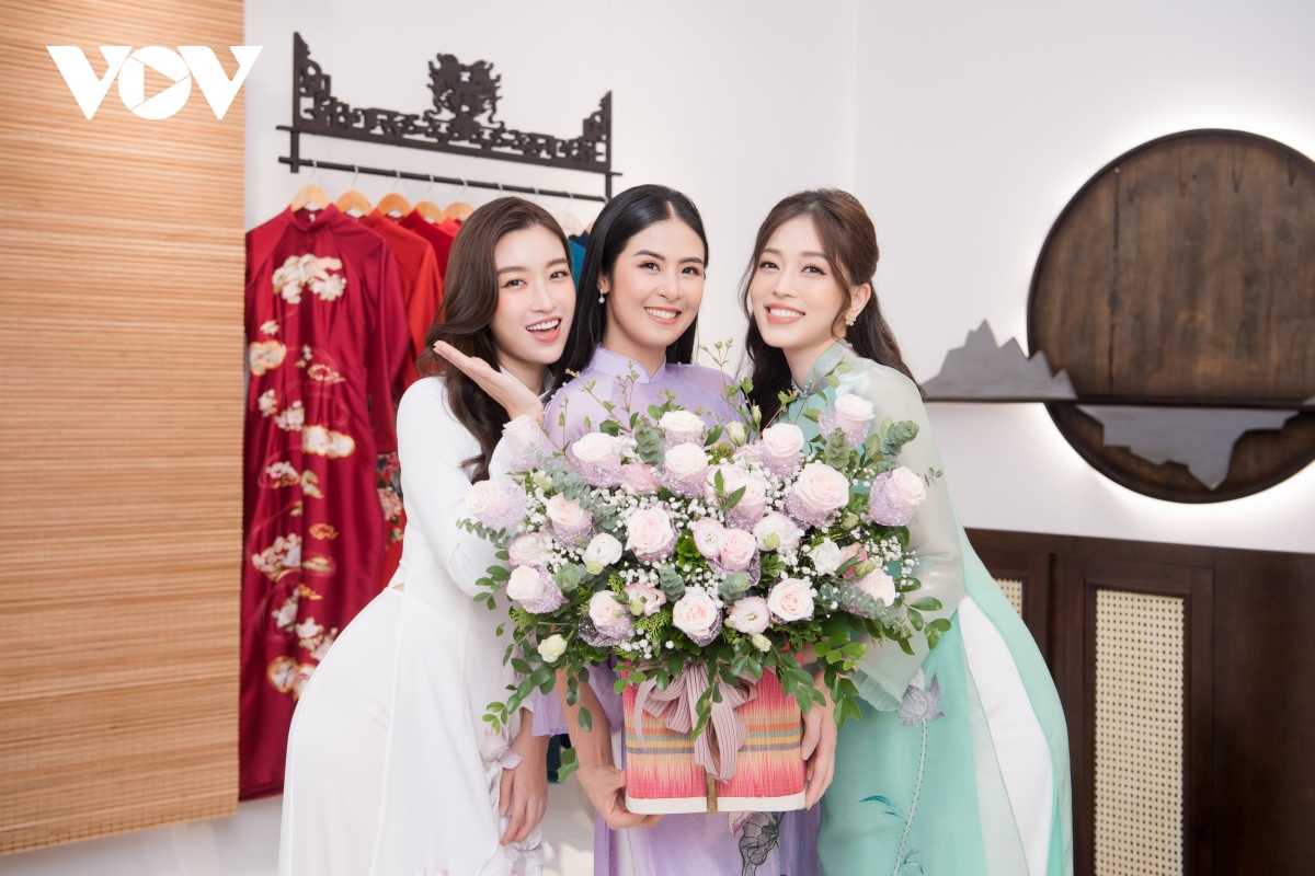 Đỗ Mỹ Linh, Phương Nga chúc mừng Hoa hậu Ngọc Hân khai trương cửa hàng áo dài mới