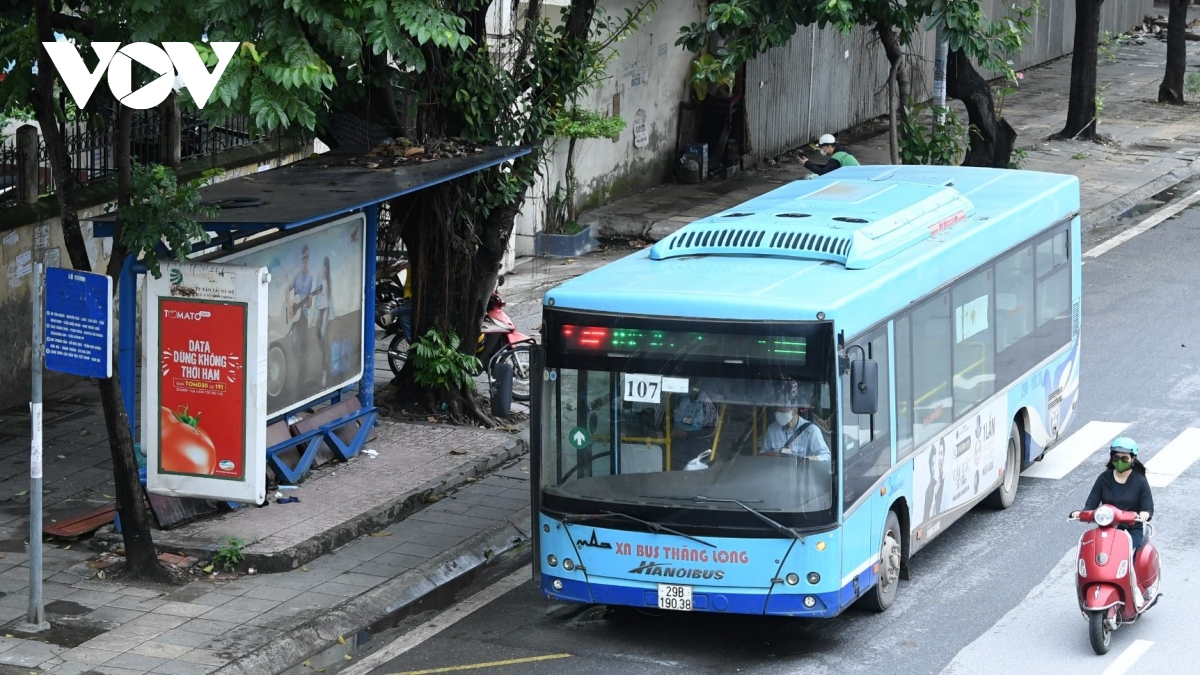 Xe buýt, taxi Hà Nội vắng khách trong ngày đầu hoạt động trở lại