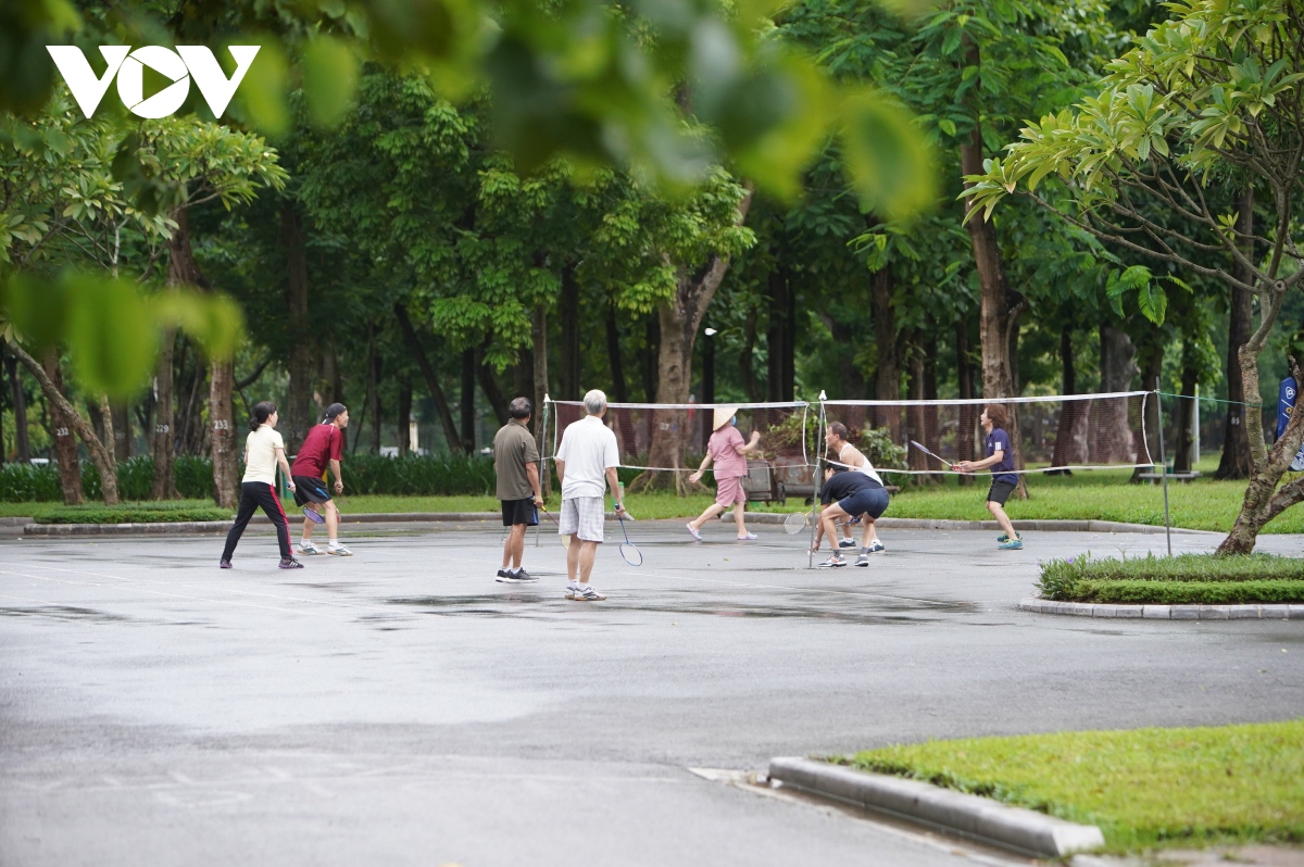 Công viên mở cửa trở lại, người Hà Nội háo hức đi tập thể dục từ sáng sớm