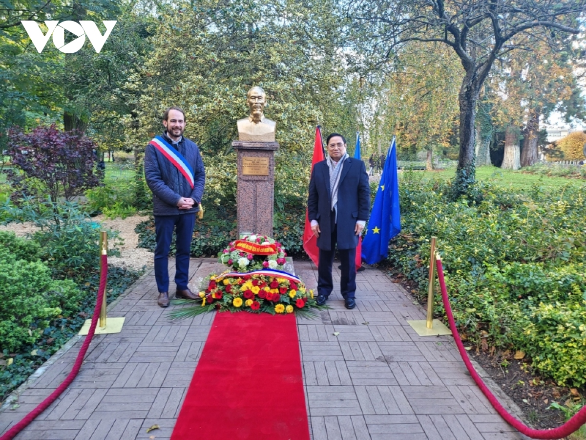 Thủ tướng đặt vòng hoa tại tượng Bác và thăm không gian Hồ Chí Minh ở TP Montreuil
