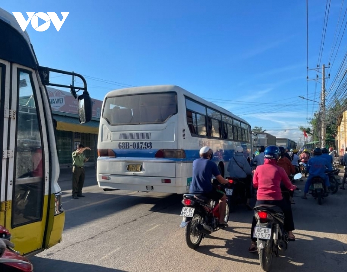 Ngày đầu lập lại chốt kiểm soát dịch ở Bình Thuận, giao thông nơi thoáng, nơi ùn ứ