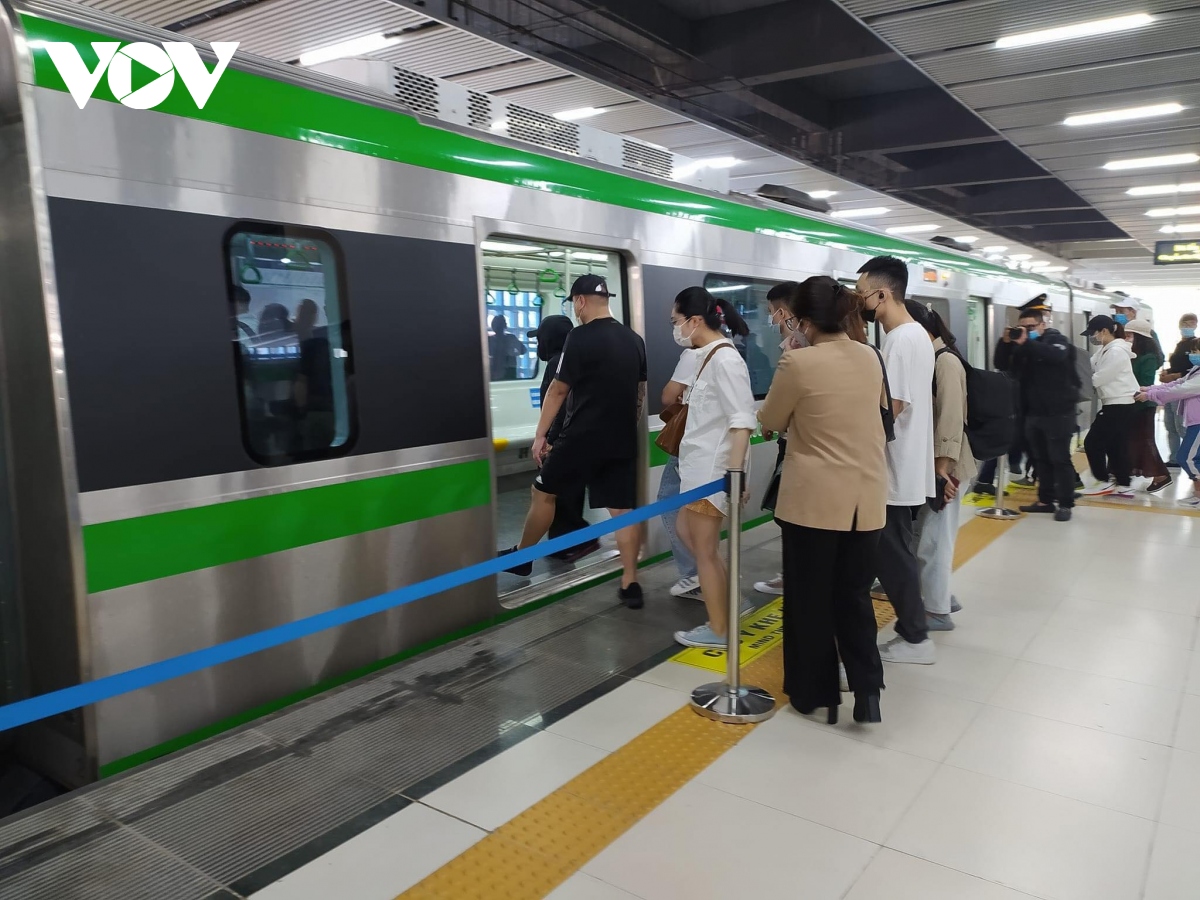 Hình ảnh ngày đầu tiên đường sắt Cát Linh- Hà Đông chính thức thu phí