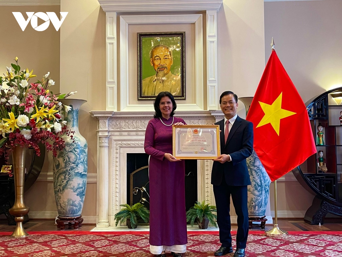 Trao Huân chương Hữu nghị cho nguyên Đại sứ Cuba tại Việt Nam