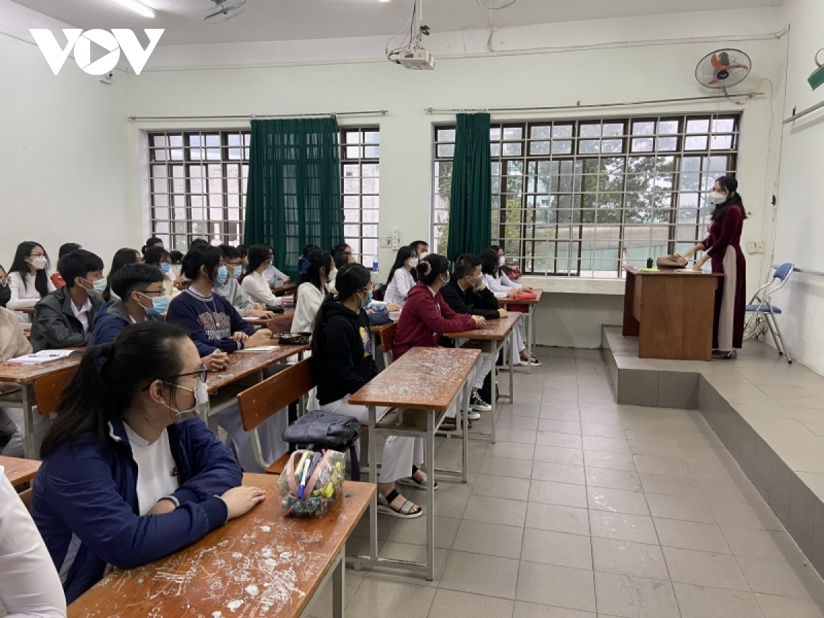 Học sinh khối 10 và 11 ở Đà Nẵng trở lại trường học
