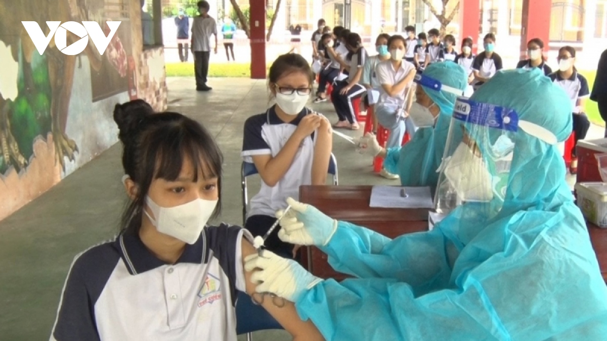Bình Dương tiêm vaccine phòng COVID-19 cho 39.400 học sinh khối lớp 8 và lớp 9