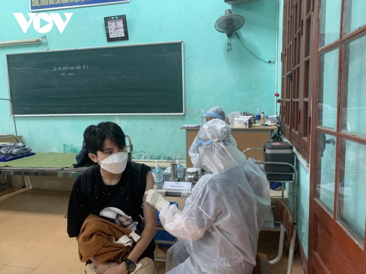 Các tỉnh Thừa Thiên Huế, Kon Tum triển khai tiêm vaccine COVID-19 cho trẻ từ 12-18 tuổi